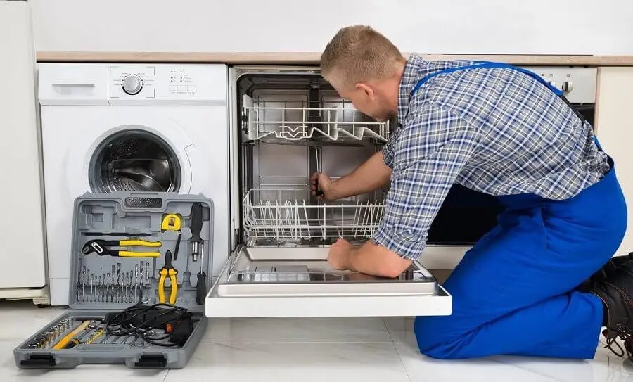 Kula Smeg servisi teknisyen ekibi beyaz eşya tamiri yaparken